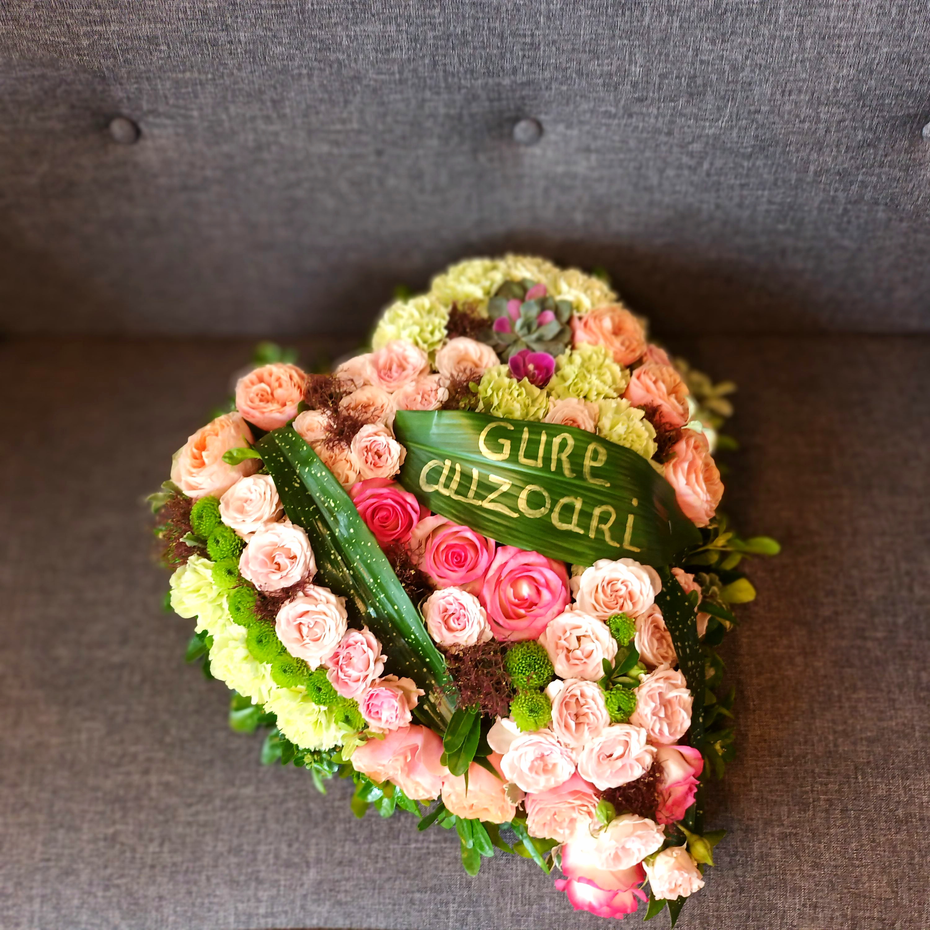 CREATION D'EMOTION, CREATEUR FLORAL, MARIAGE, BOUQUET DE MARIEE, BIJOUX FLORAL, DECORATION, COMPOSITION FLORALE, VOITURE DE MARIEE, DECOR DE SALLE, BAPTEME, COMMUNION, ANNIVERSAIRE, DECES, FLEURISTE LARRESSORE CAMBO Pays Basque 64